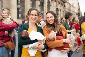jaifaimjemange-bordeaux-2025-marion-ziade-8 Mamans allaitant leur bébé devant la mairie de bordeaux lors du JFJM 2025