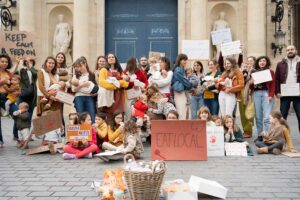 jaifaimjemange-bordeaux-2025-marion-ziade-9 Les familles réunies devant la mairie lors du JFJM 2025 à Bordeaux