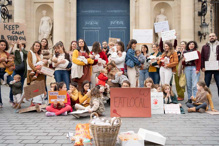 Les familles réunies devant la mairie lors du JFJM 2025 à Bordeaux