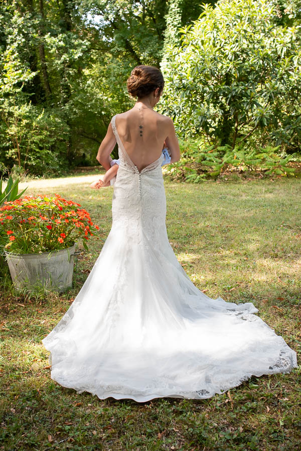 Maman en robe de mariée allaitant son bébé