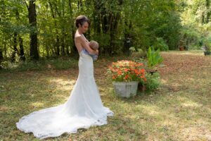 seance-allaitement-bordeaux-liens-lactes-marion-ziade Une maman allaitant son bébé le jour de son mariage
