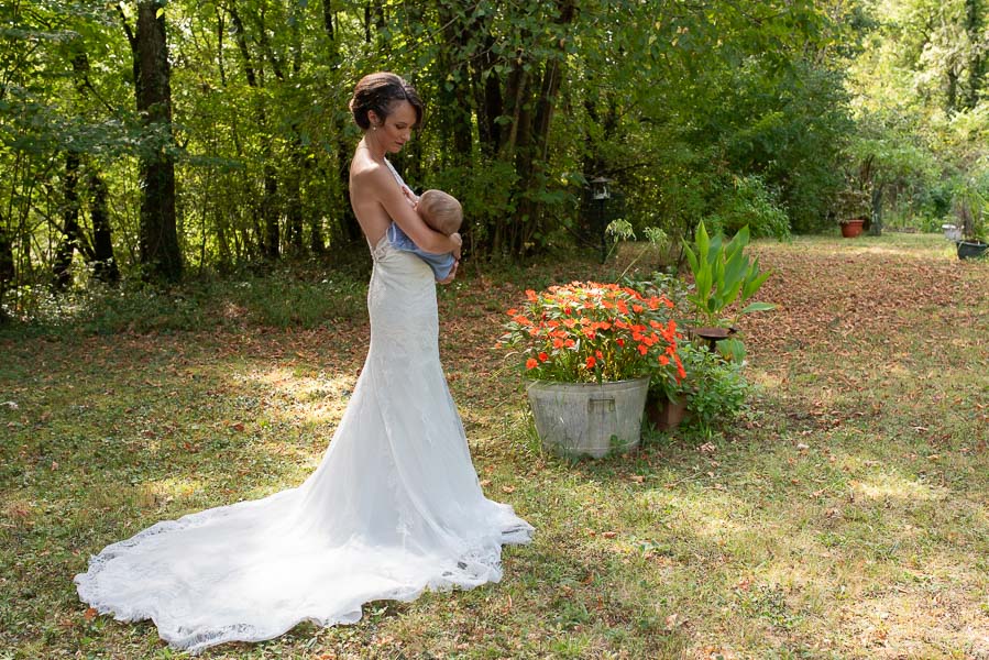 Une maman allaitant son bébé le jour de son mariage