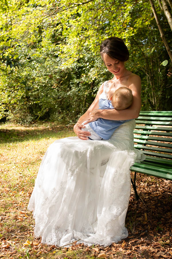Une maman allaitant son bébé le jour de son mariage